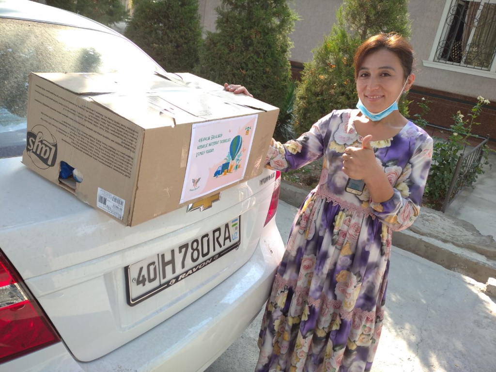 Azizullaeva Gulsanam received gum aid (July Fergana) .jpg